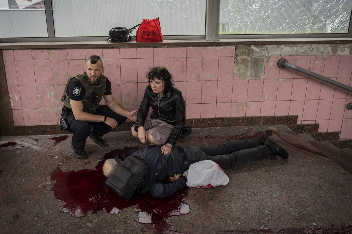 Елена у тела мужа Алексея, погибшего при обстреле Харькова