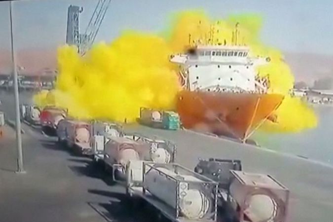 BEZ KOMENTÁŘE: Pád cisterny na loď a následný výbuch doprovázený žlutým kozřem zachytila kamera