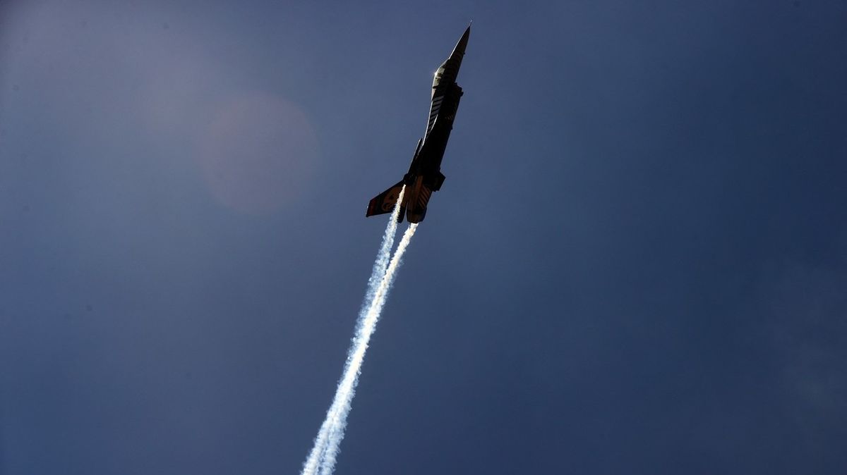 Turci jako první na světě předvedli s F-16 Pugačovovu kobru