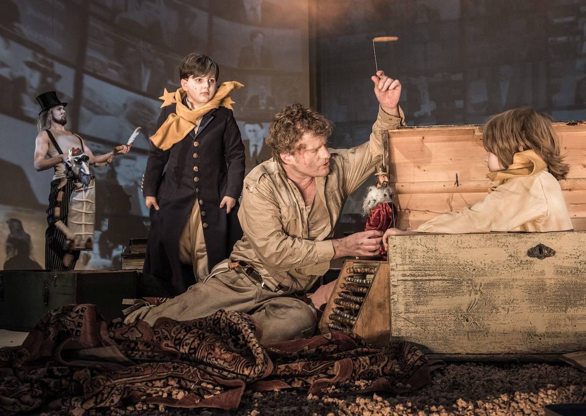 Petr Batěk jako pilot v Malém princovi. Hru na motivy slavné knihy Antoine de Saint-Exupéryho uvedlo v režii Vladimíra Morávka Národní divadlo.