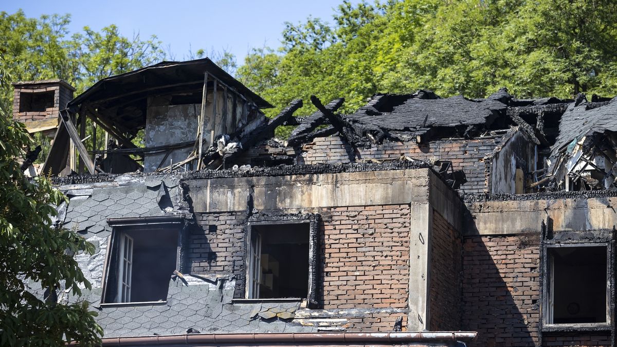 FOTO: Vyhořelé alzheimer centrum v Roztokách u Prahy