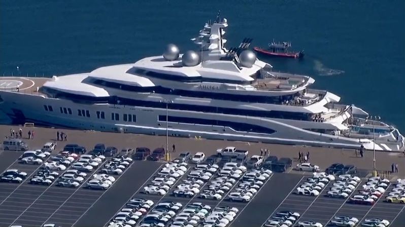 Zabavená ruská jachta za miliardy připlula do San Diega