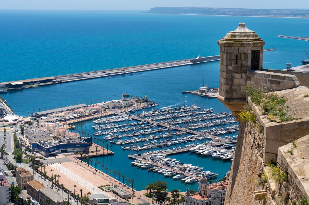Hlavním symbolem Alicante je pevnost Santa Bárbara.