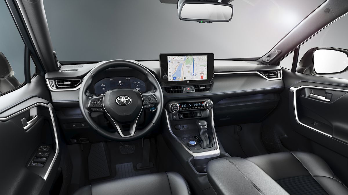 Toyota RAV4 má po lehké modernizaci větší obrazovky a schopnější asistenty