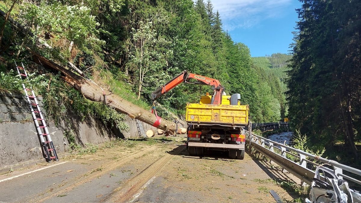 Kvůli tragické nehodě a hrozícímu pádu dalších stromů policie zavřela silnici na Malou Úpu a na Pomezní Boudy