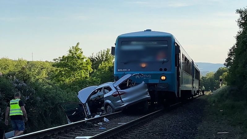Při srážce vlaku a auta u Berouna jeden člověk zemřel a další se zranili