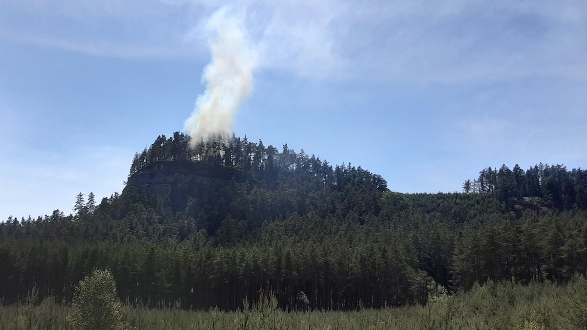 Hořící les ve skalách a tropické vedro, extrémní zásah hasičů na Českolipsku