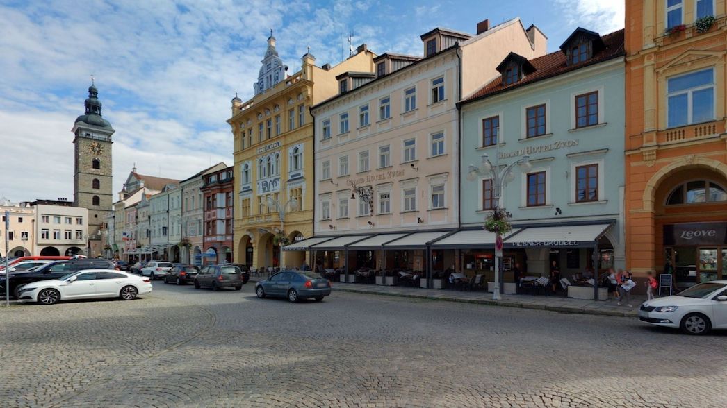 Statečná recepční hotelu v Budějovicích zadržela lupiče