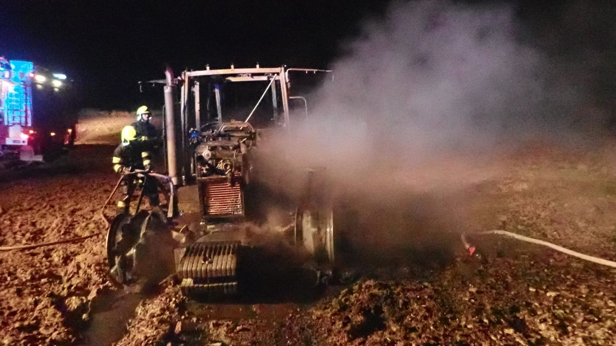 Na Bruntálsku zničily v noci plameny traktor