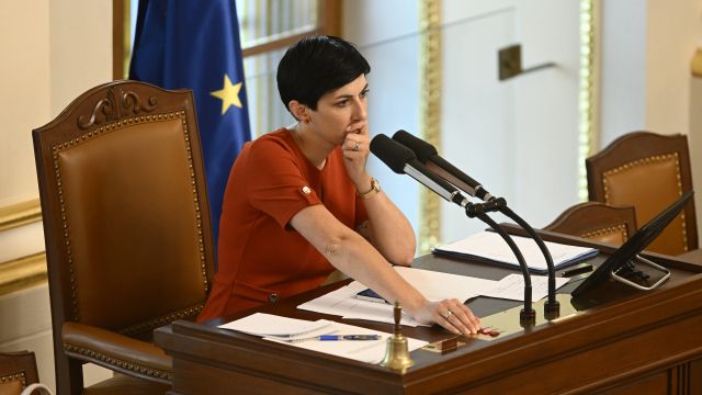 Opozici se nepodařilo odvolat Pekarovou z čela Sněmovny
