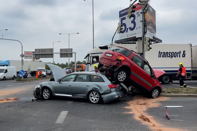 Nehoda tří aut v Praze