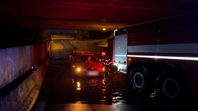 Projet zatopeným podjezdem pod dálnicí D5 auto nezvládlo