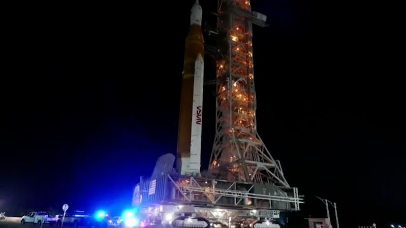 NASA poslala měsíční raketu na odpalovací rampu, první start se blíží