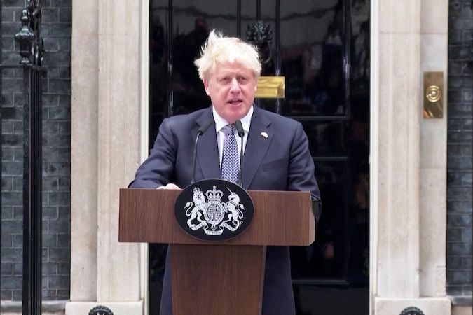 Boris Johnson oznámil rezignaci na lídra své strany, premiérem bude do podzimu