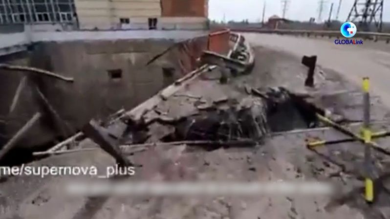 BEZ KOMENTÁŘE: Ukrajinci zničili most na přehradě u Nové Kachovky (video je bez zvuku)