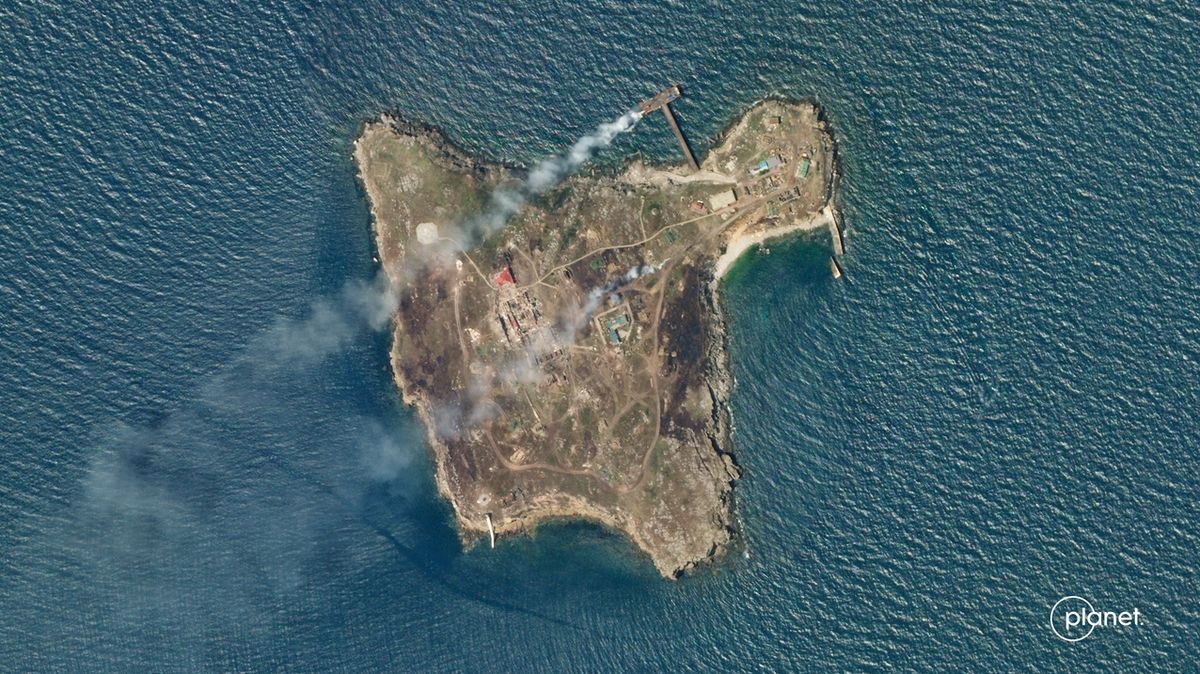 Satelitní snímek ukazuje dým stoupající z Hadího ostrova