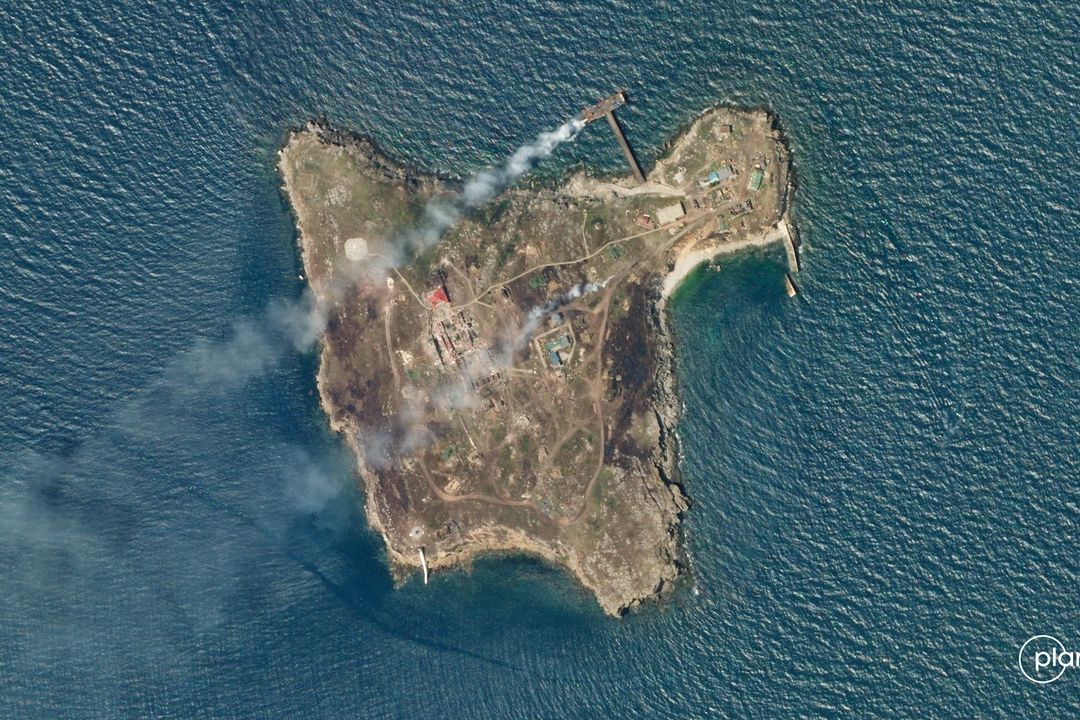 Satelitní snímek ukazuje dým stoupající z Hadího ostrova