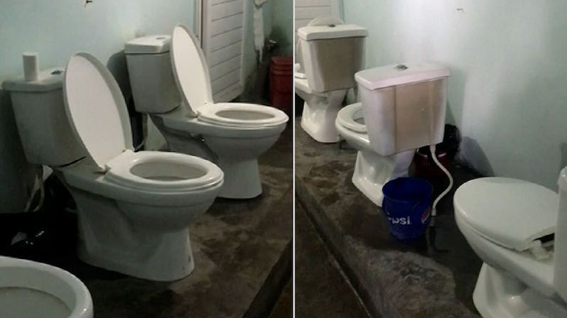 Nejbizarnější záchodky v restauraci? Šest mís v jedné místnosti bez přepážek
