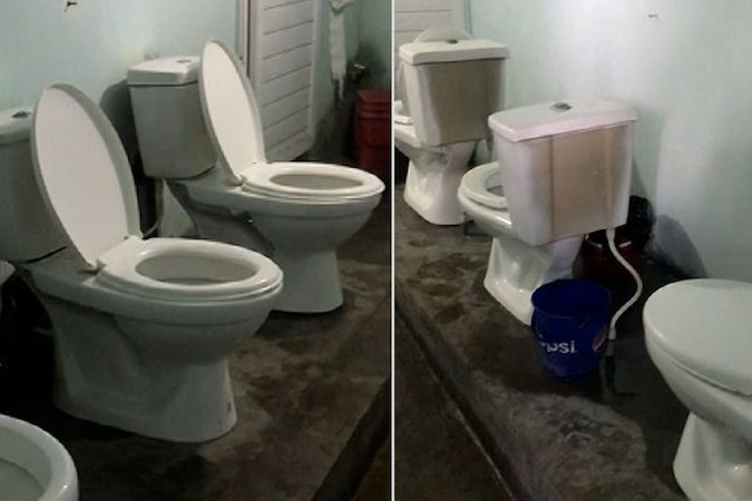 BEZ KOMENTÁŘE: Šest záchodových mís stojí v jedné místnosti bez přepážek