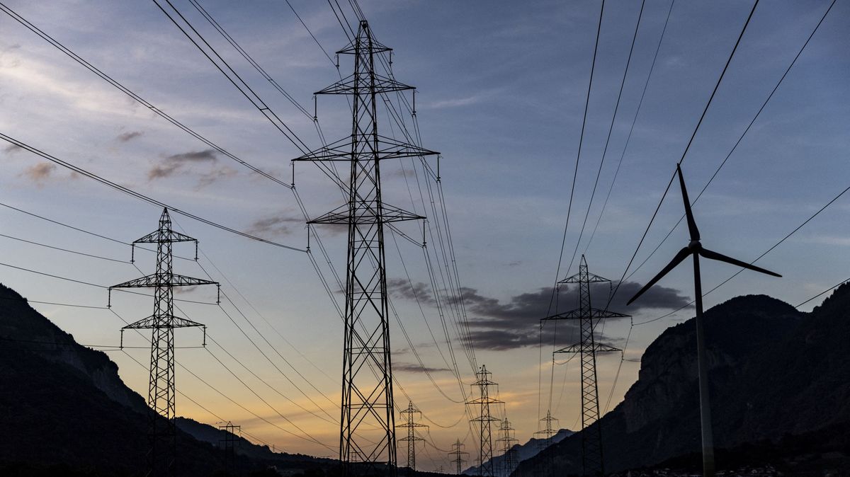 Cena elektřiny klesla za tři dny o více než polovinu