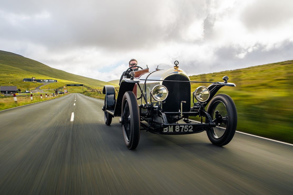 Bentley se vrátilo na slavný závod Tourist Trophy ostrova Man s vozem EXP2. 