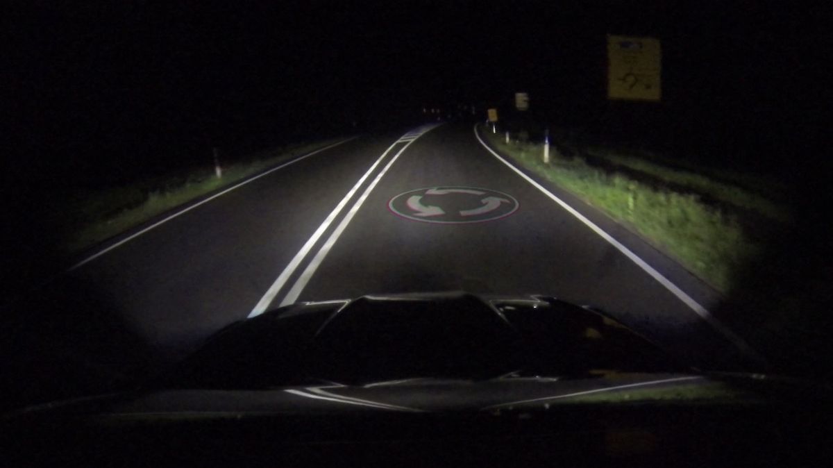 Ford testuje světlomety, které promítnou symboly a důležité informace na silnici