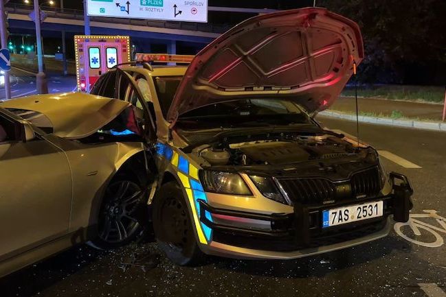 Nehoda policejního vozu na pražském Chodově