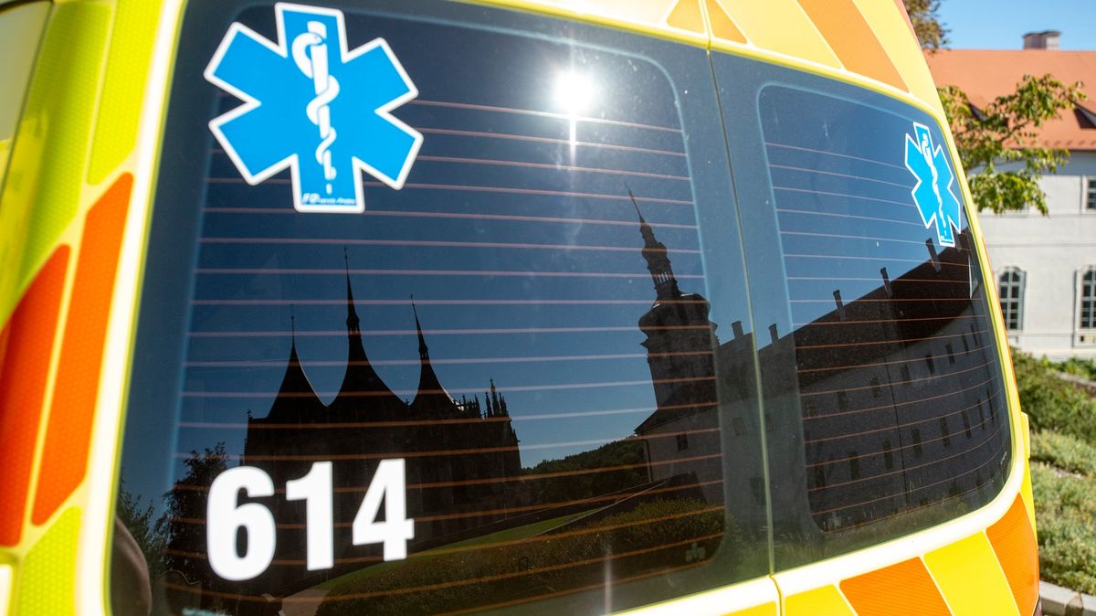 V Českých Budějovicích se srazila sanitka se dvěma auty, tři zranění