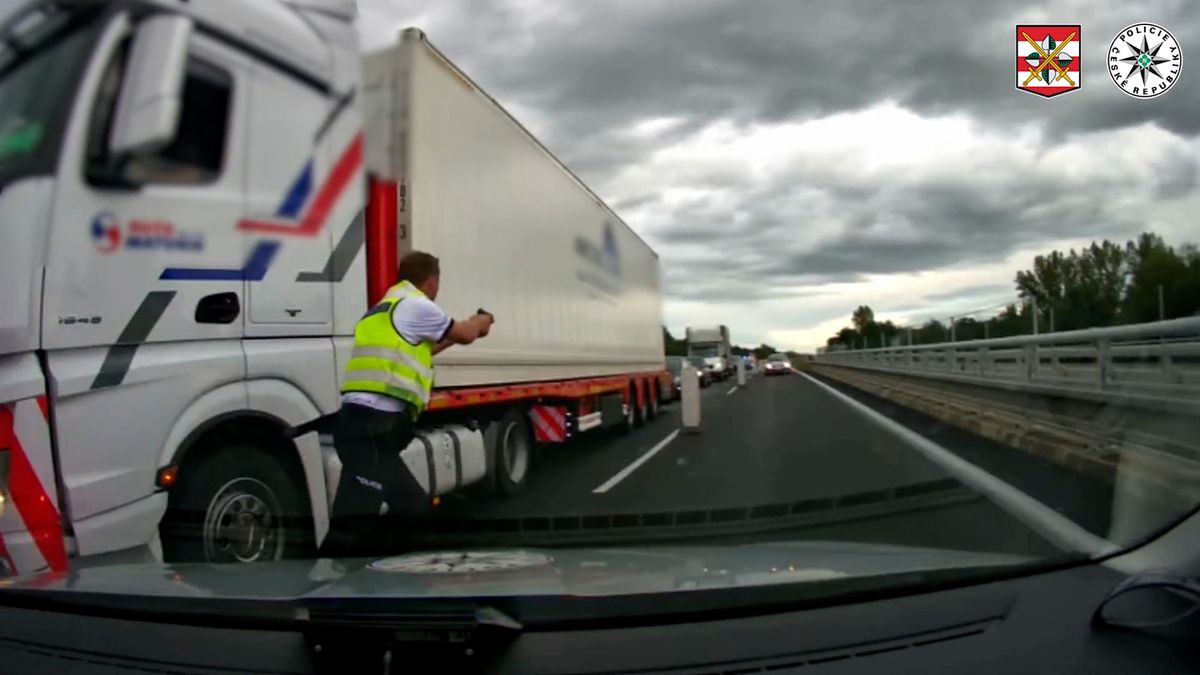 Policie využila kamiony a zablokovala dálnici kvůli autu s uprchlíky