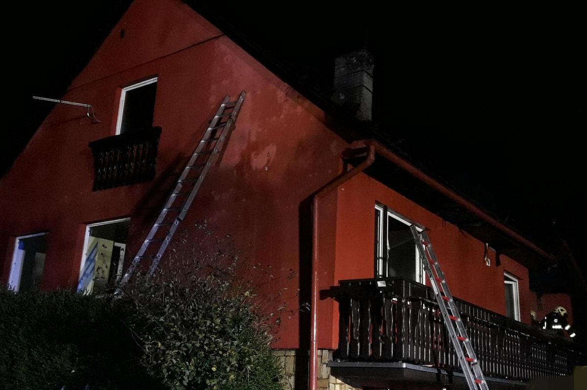 Mizerné těsnění v komíně vedlo k požáru domu na Berounsku, škoda čtyři miliony