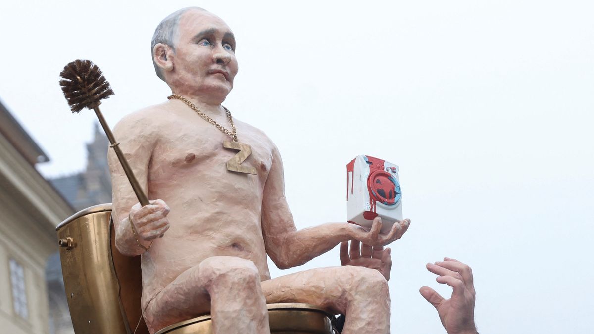 Evropské špičky vítala před Hradem vyvedená socha Putina