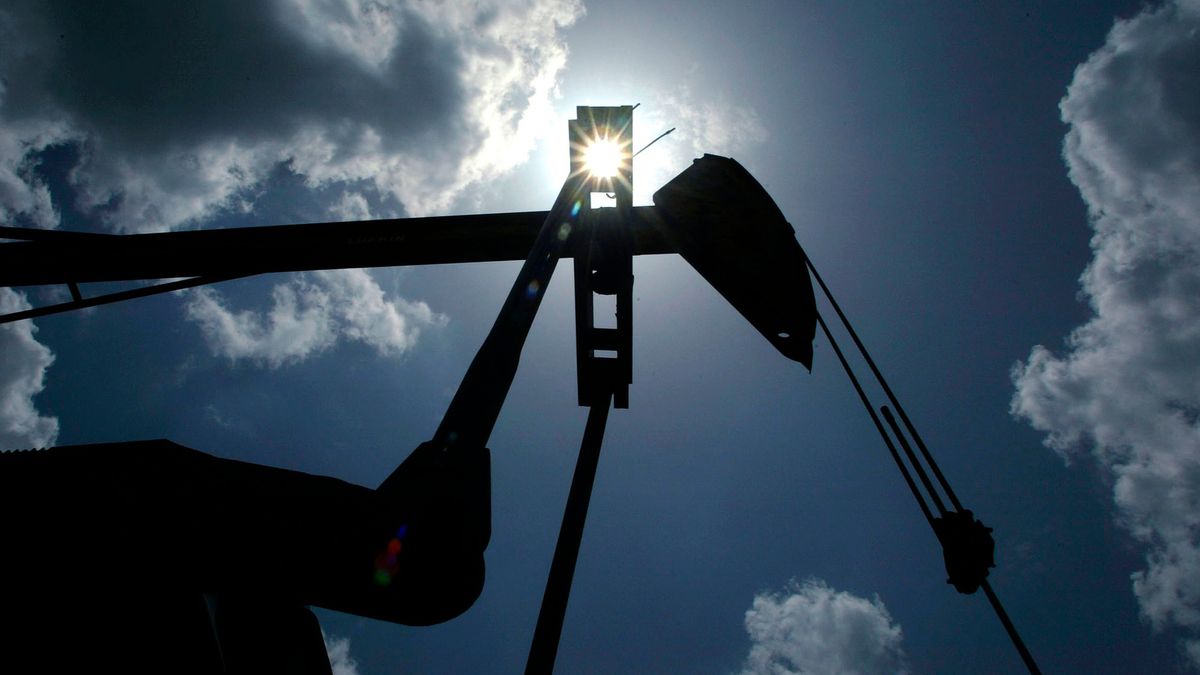 Ceny ropy před očekávaným zvýšením úroků v USA klesají