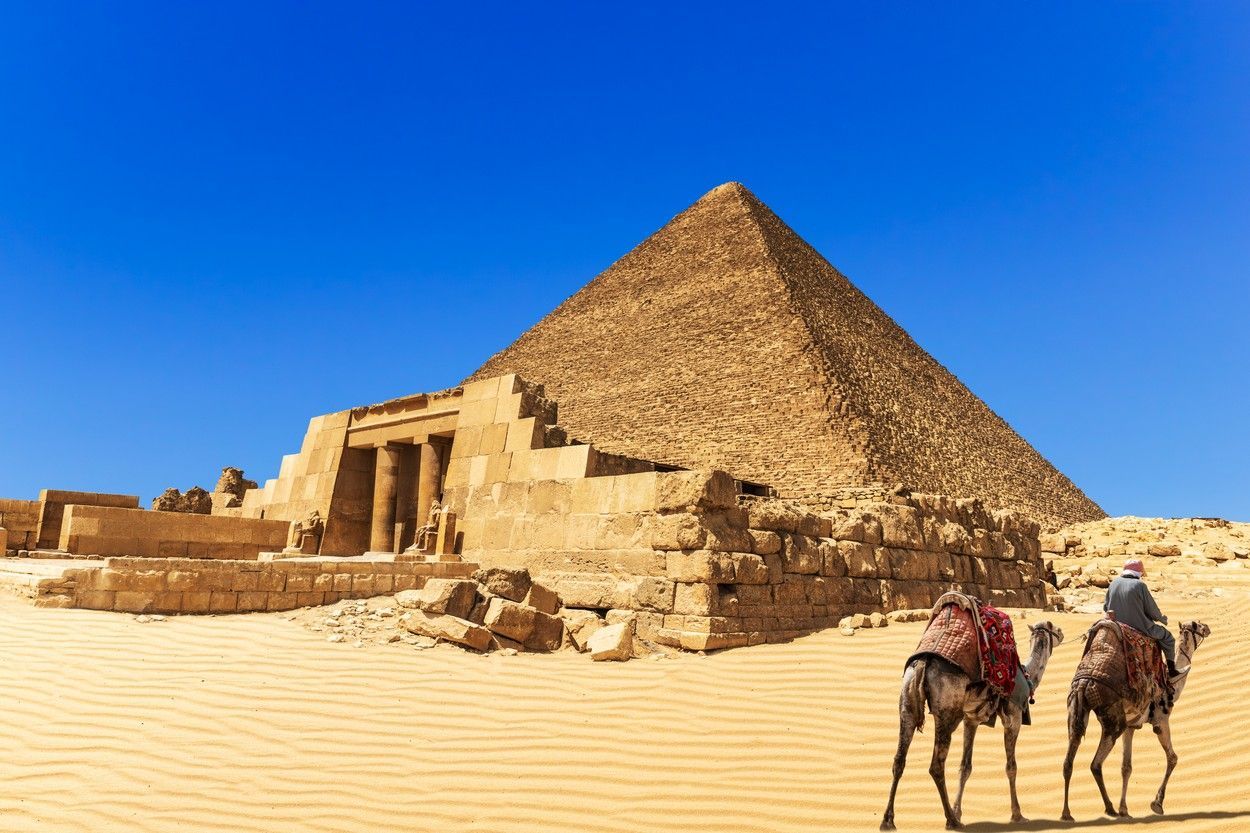 Mastaba Sešemnefera IV. s Cheopsovou pyramidou v pozadí.