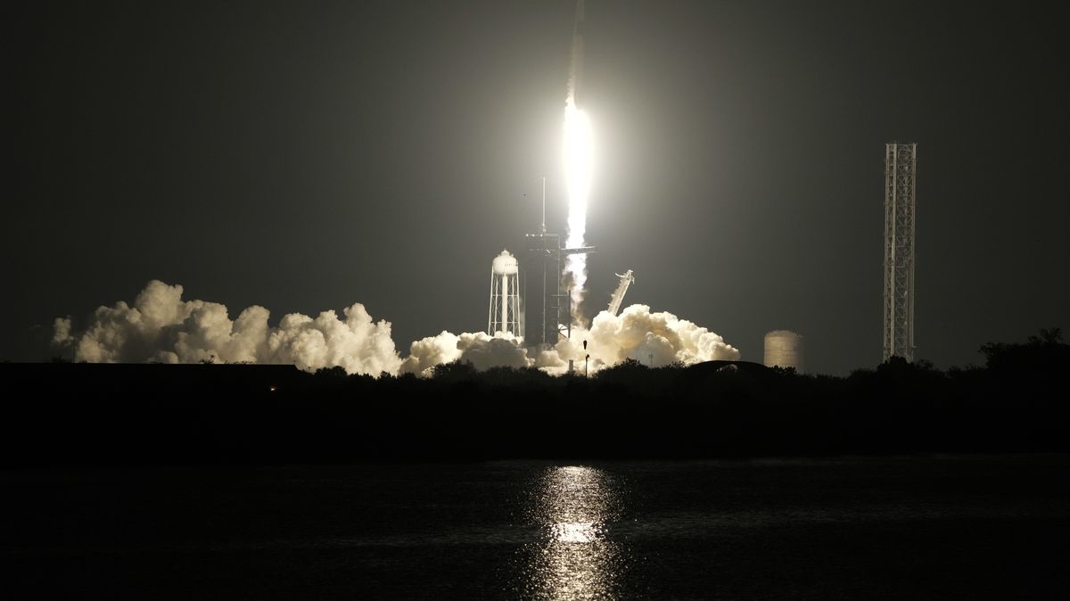 K ISS po odkladu odstartovala raketa Falcon 9 s posádkou