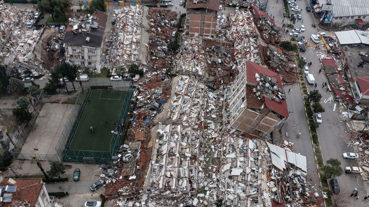 Letecké záběry ukazují rozsah škod po zemětřesení v Turecku a Sýrii