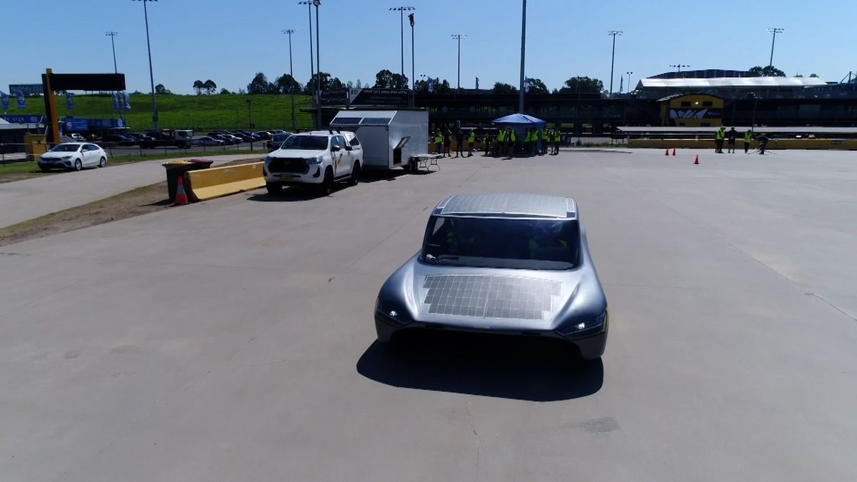 Australské solární auto ujelo 1000 kilometrů rekordní rychlostí