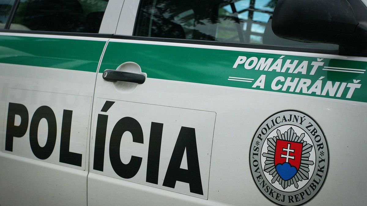 Jsme policisté, dejte všechny své peníze před dům, zavolali podvodníci seniorce na Slovensku. Poslechla
