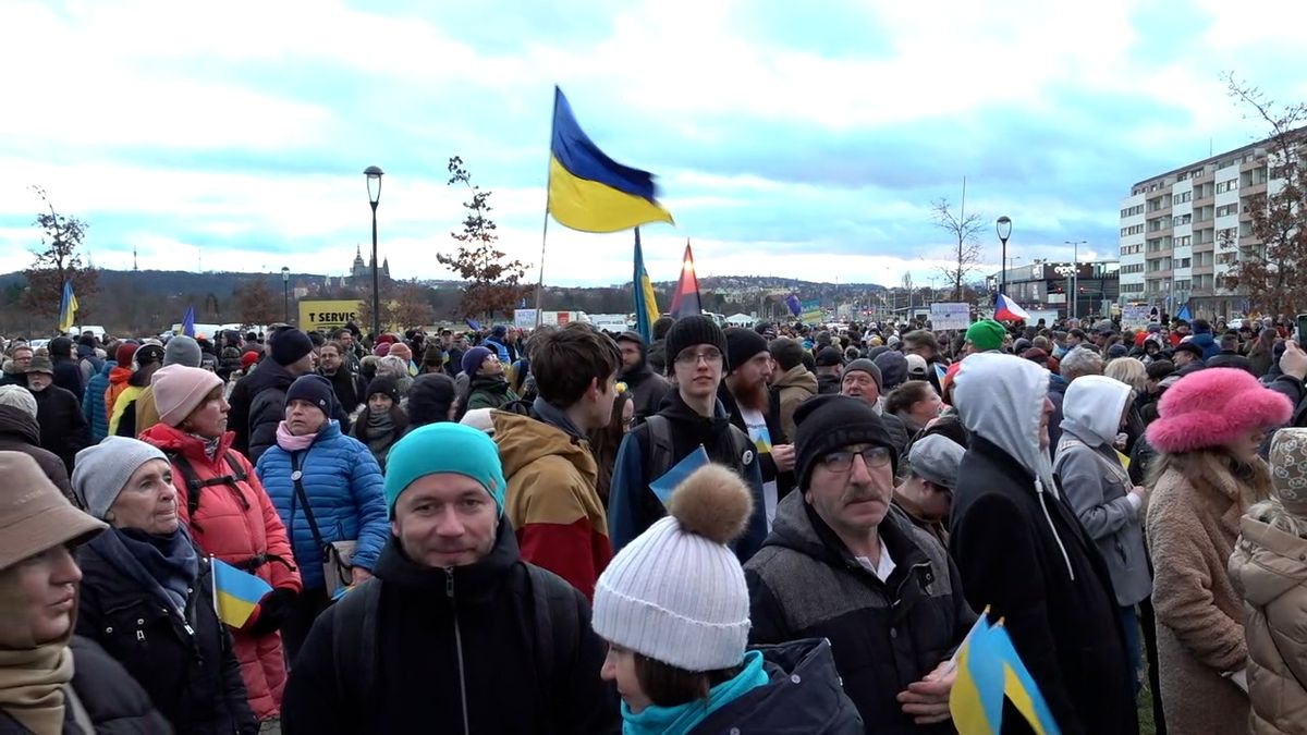 Lidé se na Letné sešli na podporu Ukrajiny, zamíří k ambasádě