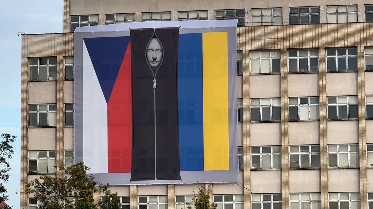 Na budově ministerstva vnitra visí vedle vlajek ČR a Ukrajiny i Putin