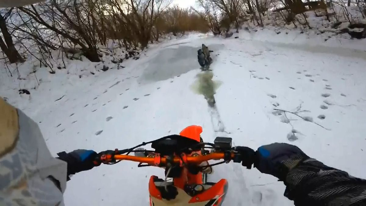 Motorkáři jeli v Rusku po zamrzlé řece, skončili v ledové vodě