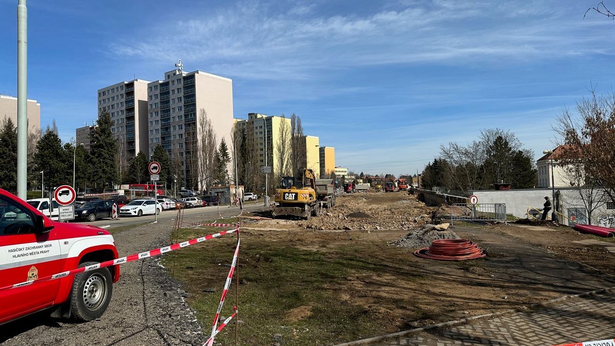 Na stavbě tramvajové trati v Praze zasahuje pyrotechnik. Našla se tam munice