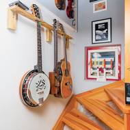 Hudební nástroje lemují schodiště.