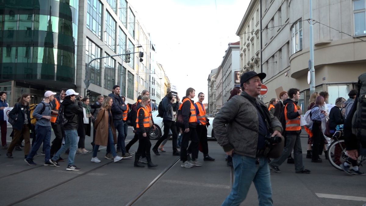 Aktivisté zablokovali dopravu v centru Prahy