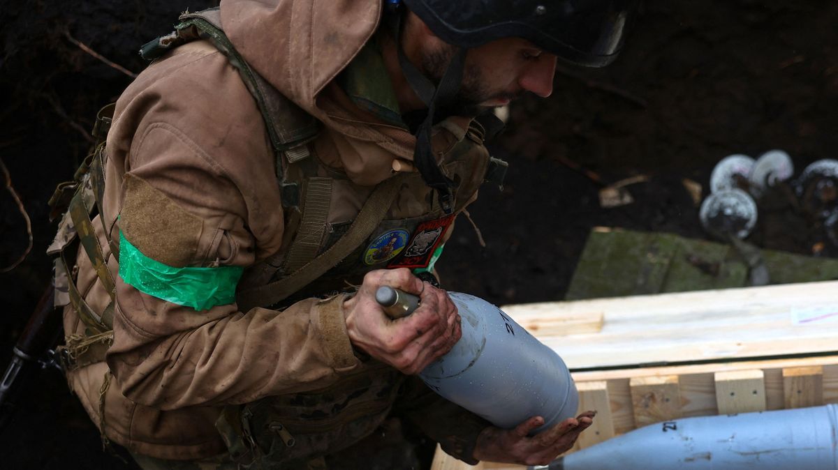 Unie se pře o společných nákupech munice pro Ukrajinu, Francie je blokuje