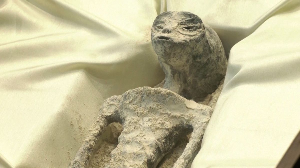 Mexičan ukázal v parlamentu těla údajných mimozemšťanů stará přes tisíc let