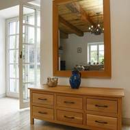 Interiér je zařízený pohodlně, v rustikálním stylu.