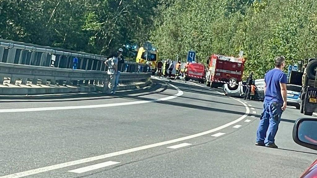 Při předjíždění zemřel na Liberecku řidič, testovací Škoda Kodiaq se převrátila na střechu