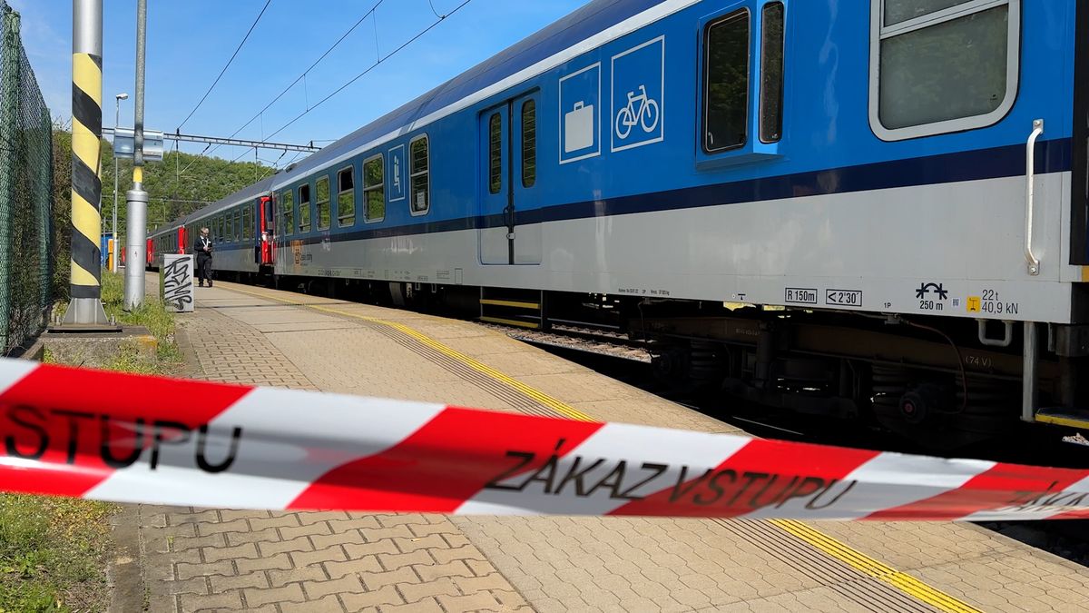 Vlak usmrtil na okraji Prahy člověka