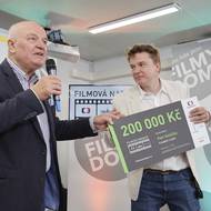 Za scénář k minisérii Ice Down o hokejistech z padesátých let získal finanční dar od Filmové nadace ve výši 200 tisíc korun.