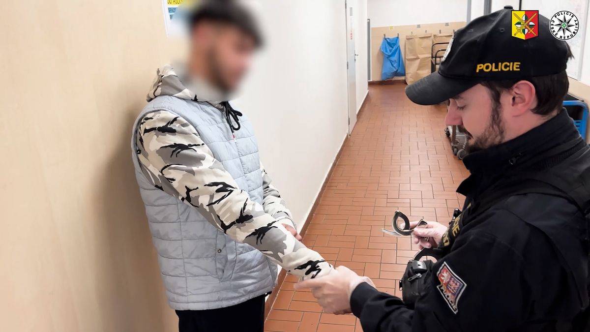 Ozbrojený muž v Praze přišel okrást vlastní babičku. Srazil ji pěstí k zemi